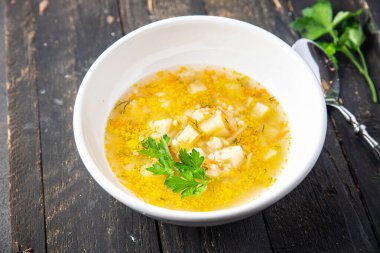 Sebze çorbası yok et vejetaryenliği yok. İlk yemek abur cuburu fotokopi masasında. Top view keto ya da paleo diyet vejetaryen ya da vejetaryen yemekleri