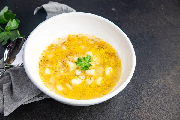 Sebze çorbası yok et vejetaryenliği yok. İlk yemek abur cuburu fotokopi masasında. Top view keto ya da paleo diyet vejetaryen ya da vejetaryen yemekleri