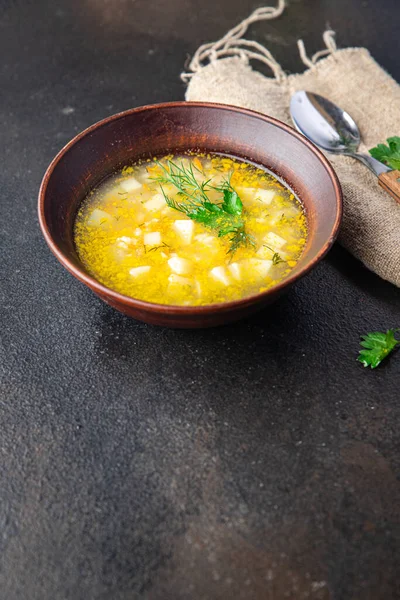Sebze çorbası yok et vejetaryenliği yok. İlk yemek abur cuburu fotokopi masasında. Top view keto ya da paleo diyet vejetaryen ya da vejetaryen yemekleri