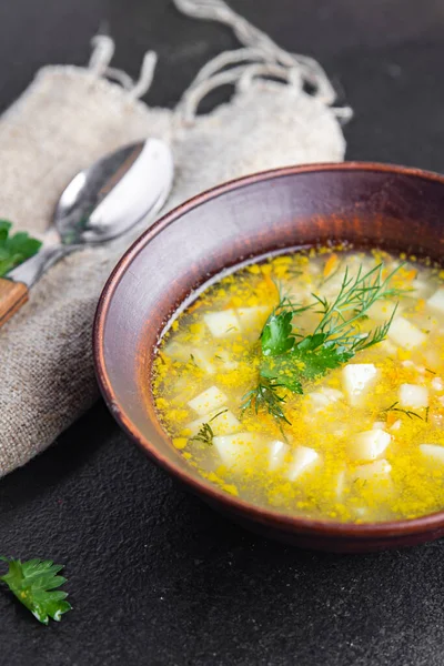 Sebze çorbası yok et vejetaryenliği yok. İlk yemek abur cuburu fotokopi masasında. Top view keto ya da paleo diyet vejetaryen ya da vejetaryen yemekleri