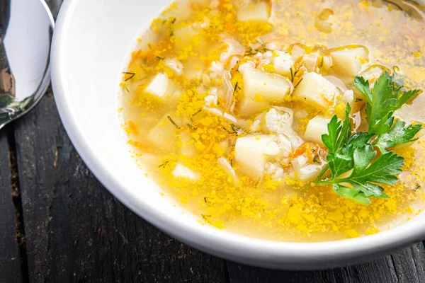 Sebze çorbası yok et vejetaryenliği yok. İlk yemek abur cuburu fotokopi masasında. Top view keto ya da paleo diyet vejetaryen ya da vejetaryen yemekleri