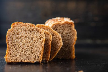 Kepekli tahıl gevrekleri, sade yiyecek arka planının fotokopisi üzerinde buğday yemeği atıştırmalığı olarak kullanılabilir. en üstteki görünüm