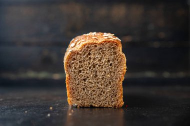 Kepekli tahıl gevrekleri, sade yiyecek arka planının fotokopisi üzerinde buğday yemeği atıştırmalığı olarak kullanılabilir. en üstteki görünüm