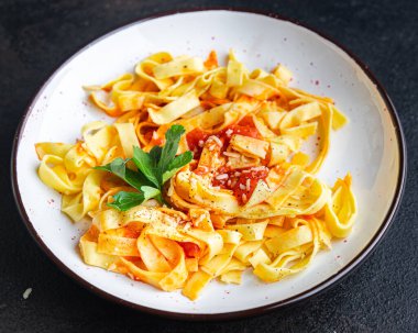 makarnalı domates sosu sebzeli tagliatelle linguini yemek aperatifi masada fotokopi uzayı yemek arka plan vejetaryen veya vejetaryen yemeği et yok