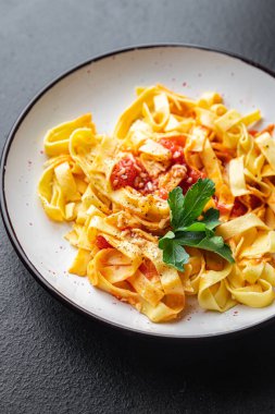 makarnalı domates sosu sebzeli tagliatelle linguini yemek aperatifi masada fotokopi uzayı yemek arka plan vejetaryen veya vejetaryen yemeği et yok