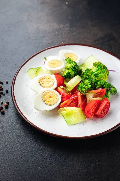 Salada Legumes Ovos Brócolis Tomate Pepino Refeição Leve Mesa Cópia — Fotografia de Stock