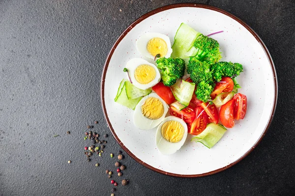 Salada Legumes Ovos Brócolis Tomate Pepino Refeição Leve Mesa Cópia — Fotografia de Stock