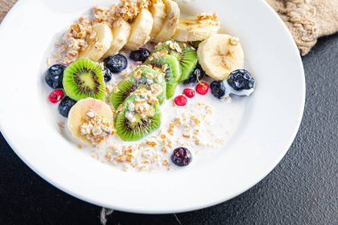 Yulaf ezmesi kasesi kahvaltısı sebze sütü, laktozsuz, muzsuz, kivili, berrie, abur cubur.