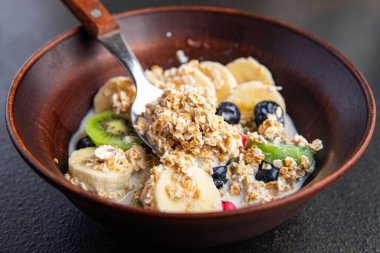 Yulaf ezmesi kasesi kahvaltısı sebze sütü, laktozsuz, muzsuz, kivili, berrie, abur cubur.