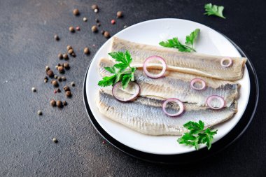 Ringa balığı fileto Norveç taze deniz ürünleri yemek aperatifi masada fotokopi alanı yiyecek arka planı