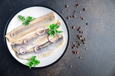 Ringa balığı fileto Norveç taze deniz ürünleri yemek aperatifi masada fotokopi alanı yiyecek arka planı