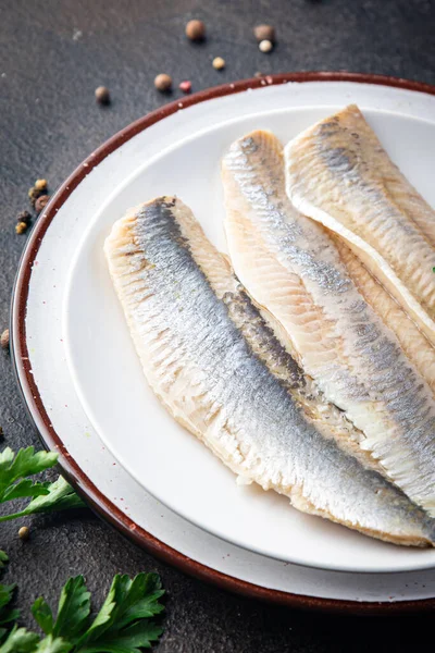 Φιλέτο Ψαριών Ρέγγας Νορβηγικά Φρέσκα Θαλασσινά Σνακ Γεύμα Στο Τραπέζι — Φωτογραφία Αρχείου