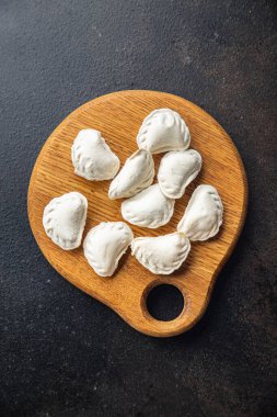 Vareniki çiğ hamur doldurulmuş hamur köfteleri yemek için hazır.