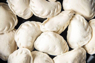 Vareniki çiğ hamur doldurulmuş hamur köfteleri yemek için hazır.