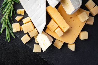 Peynirli mukavvalı peynirli aperatif. Masada atıştırmaya hazır. Fotokopi masasında.