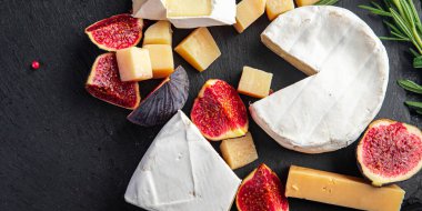 Peynirli mukavvalı peynirli aperatif. Masada atıştırmaya hazır. Fotokopi masasında.