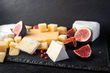 Peynirli mukavvalı peynirli aperatif. Masada atıştırmaya hazır. Fotokopi masasında.