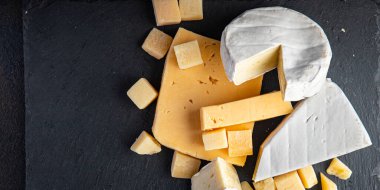 Peynirli mukavvalı peynirli aperatif. Masada atıştırmaya hazır. Fotokopi masasında.