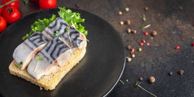 Uskumru tuzlu balık. Fotokopi masasının üzerinde taze deniz mahsulü atıştırmalığı. Arka plandaki uzay yiyecekleri kırsal. Üst görünüm pesseeter diyeti