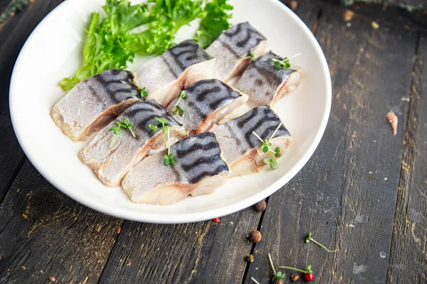 고등어 소금기가 해산물 간식을 식탁에 찌꺼기를 소박하게 만든다 페소타리아 식생활 — 스톡 사진