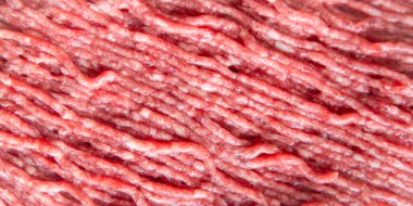 İnce kıyma, sığır eti ya da dana eti. Masada kuzu eti atıştırmalığı. 