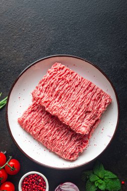 İnce kıyma, sığır eti ya da dana eti. Masada kuzu eti atıştırmalığı. 