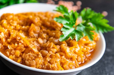 Kırmızı mercimek, sebze güveci, baklagil ve baharat. Masada atıştırmalık yemek için hazır.