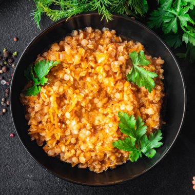 Kırmızı mercimek, sebze güveci, baklagil ve baharat. Masada atıştırmalık yemek için hazır.