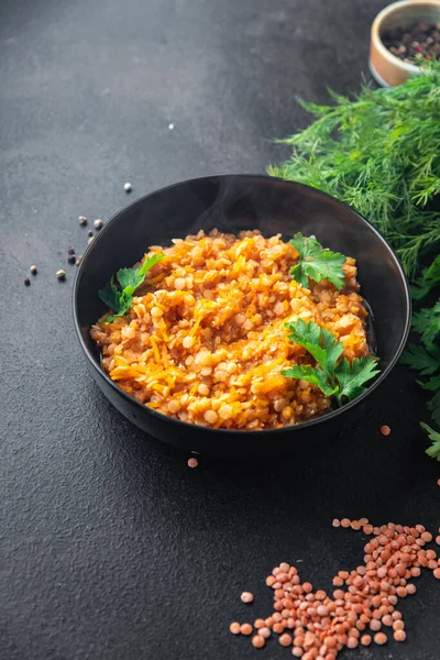 Rote Linsen Lebensmittel Gemüse Gedünstete Hülsenfrüchte Und Curry Gewürze Fertigmahlzeit — Stockfoto