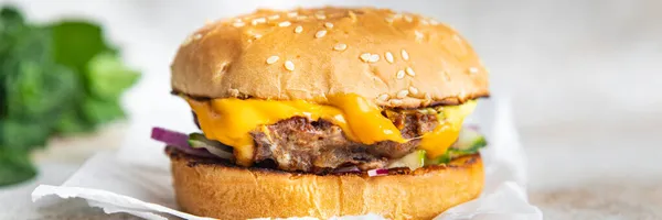 Cheeseburger Burger Domowe Bułki Ser Warzywa Kotlet Grillowany Mielony Mięso — Zdjęcie stockowe