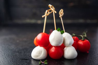 mozzarella ve domates salatası kanepeleri şiş yemek atıştırmalığı fotokopi alanı arka plan kırsal