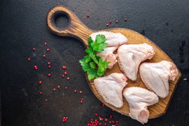 tavuk kanatları çiğ et kümes hayvanları taze yiyecek fotokopisi uzay yemeği arka plan kırsal