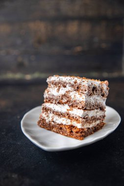 Bisküvi kremalı vanilya katmanları tatlı tatlı yemek atıştırmalığı masa fotokopisi arka plan kırsalında. en üstteki görünüm