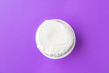 brynza ya da suluguni salamura peynirli provolone menüsünü fotokopi makinesinin arka planında kırsalda yiyebiliriz. Üst görünüm keto veya paleo diyet vejetaryen gıdalar