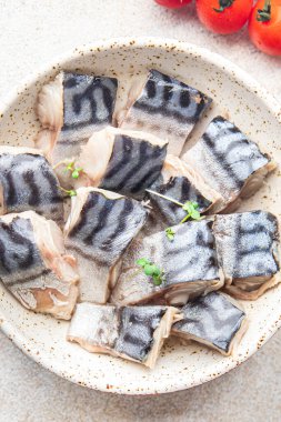 Uskumru balığı, tuzlu taze deniz ürünleri, abur cubur fotokopi, sade yemek arka planı. 