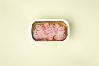 Morina ciğeri omega-3 balık yağı, deniz ürünleri. Masada sağlıklı yiyecekler. 