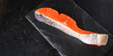 somon dilimi kırmızı balık, deniz ürünleri, abur cubur, pesseeter diyet, arka plandaki uzay yiyeceklerinin fotokopisi. Üst görünüm keto veya paleo diyet vejetaryen gıdalar