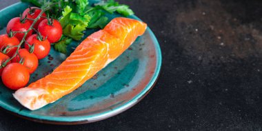 somon dilimi kırmızı balık, deniz ürünleri, abur cubur, pesseeter diyet, arka plandaki uzay yiyeceklerinin fotokopisi. Üst görünüm keto veya paleo diyet vejetaryen gıdalar