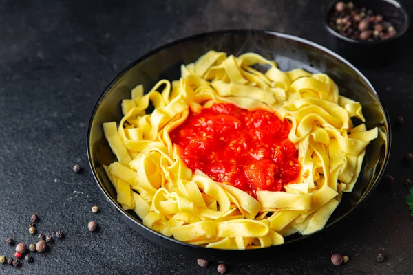Makaron Pomidorowy Sos Fettuccine Warzywa Tagliatelle Posiłek Linguini Przekąska Stole — Zdjęcie stockowe