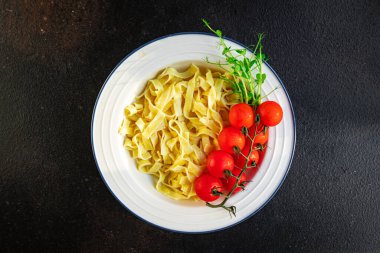 Makarna soslu fettuccine ya da makarna arkaplanının fotokopisi üzerinde makarna atıştırmalığı. en üstteki görünüm