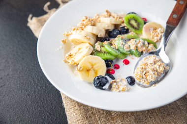 Yulaf ezmeli kahvaltı sütü, muz, kivi, berrie, Blueberrie yemek aperatifi...