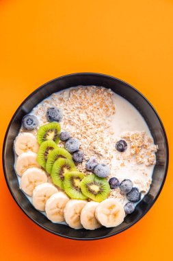 Yulaf ezmeli kahvaltı sütü, muz, kivi, berrie, Blueberrie yemek aperatifi...