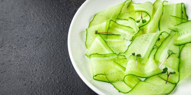 Salatalık salatası taze sebze diyeti aperatif fotokopi uzayı arka plan kırsal keto ya da paleo diyet vejetaryen ya da vejetaryen yemeği