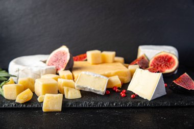 Peynirli antipasto peyniri aperatif yemek aperatifi masanın üzerinde fotokopi alanı yemek arka planı rustik