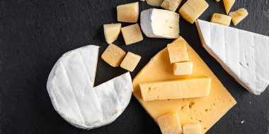 Peynirli antipasto peyniri aperatif yemek aperatifi masanın üzerinde fotokopi alanı yemek arka planı rustik