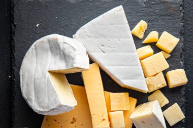 Peynirli antipasto peyniri aperatif yemek aperatifi masanın üzerinde fotokopi alanı yemek arka planı rustik