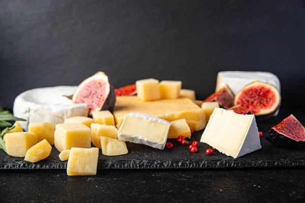 Peynirli antipasto peyniri aperatif yemek aperatifi masanın üzerinde fotokopi alanı yemek arka planı rustik