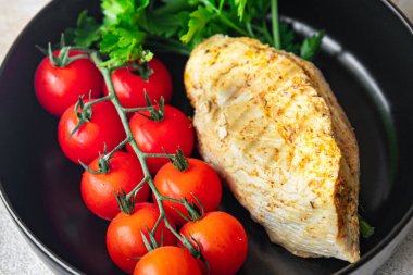 Masada ızgara tavuk göğsü diyeti menüsü atıştırmalığı var. Arka plandaki uzay yiyeceklerinin fotokopisi kırsal. üst görünüm keto veya paleo diyeti