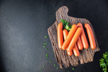Tavuklu sosis ya da hindi menüsü fotokopi masasında. Arka plandaki yiyecek kırsalında. en üstteki görünüm
