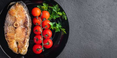 Sazan balığı bifteği ve abur cubur. Arka plandaki uzay yiyeceklerinin fotokopisi. Köy diyeti.